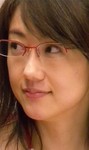 赤いメガネフレームがよく似合う唐橋ユミさん